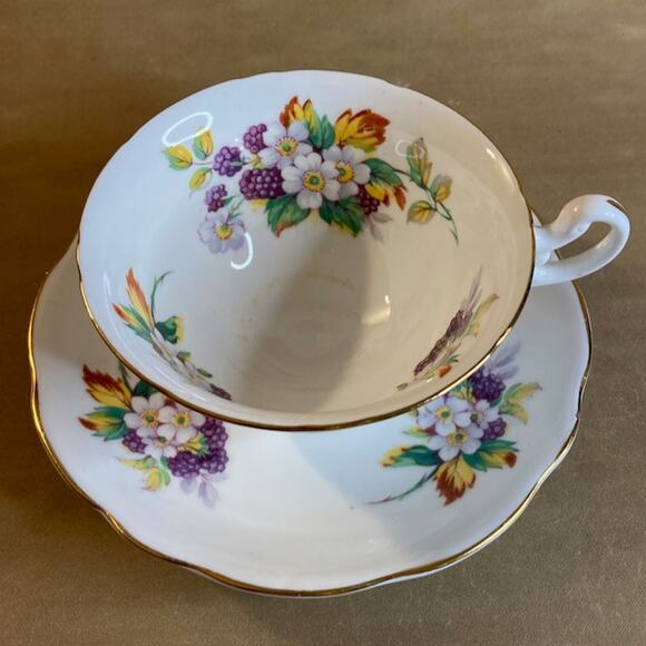 Vintage 30s Heathcote Bone China England Floral & Berries Tea Cup & Saucer - Picture 2 of 8